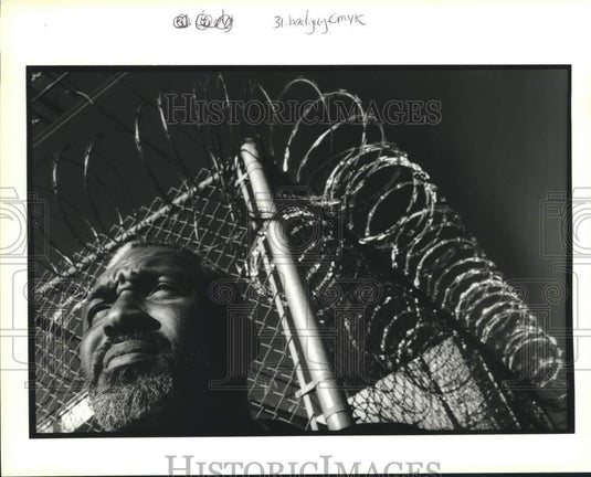 1996 Press Photo Lawrence Matthews in front of Orleans Parish Prison. - Historic Images