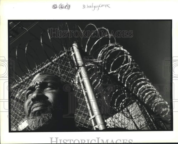 1996 Press Photo Lawrence Matthews in front of Orleans Parish Prison ...