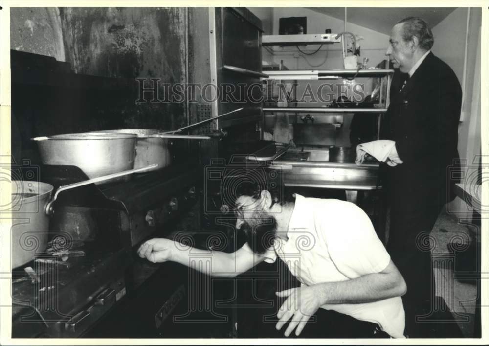 1990 Press Photo Rabbi Pesach Weitz lights the stove at Glatt Kosher Restaurant - Historic Images