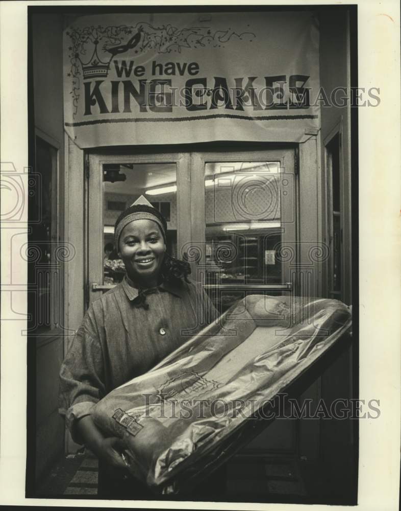 1988 Press Photo Mrs. Johnnie Harris purchased King Cakes at McKenzies Bakery - Historic Images