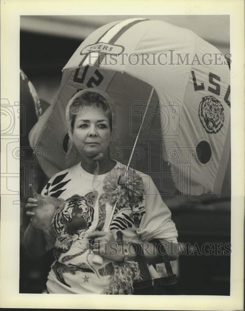 1988 Press Photo Gayle Watts waits for the LSU&#39; first game of season to start - Historic Images