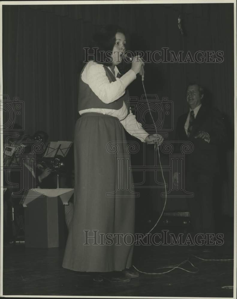 1972 Press Photo Lilli Brassier, featured female vocalist with LSUNO Stage Band - Historic Images