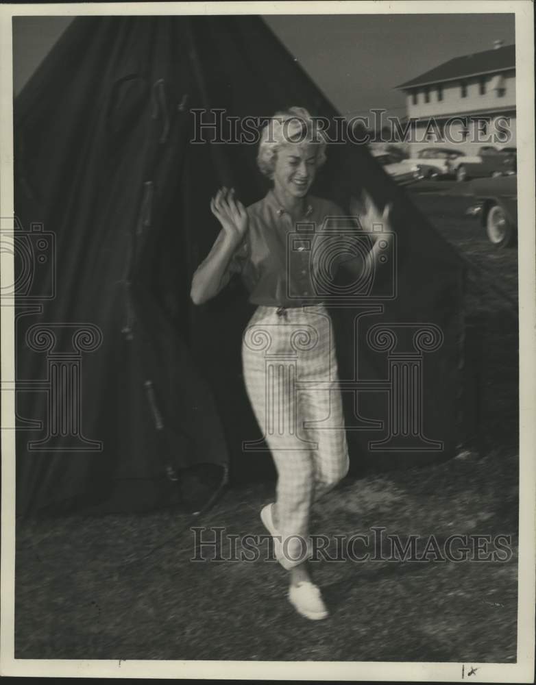 Press Photo LSU nursing student Lynn Schoenbeck runs outside the tear-gas tent - Historic Images