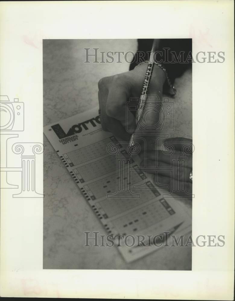 1992 Press Photo Lori Banks scratches off her number in opening of lotto game - Historic Images