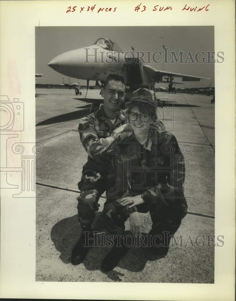 1990 Press Photo Samantha and Kenny McLean in front of Guard&#39;s F15&#39;s - Historic Images