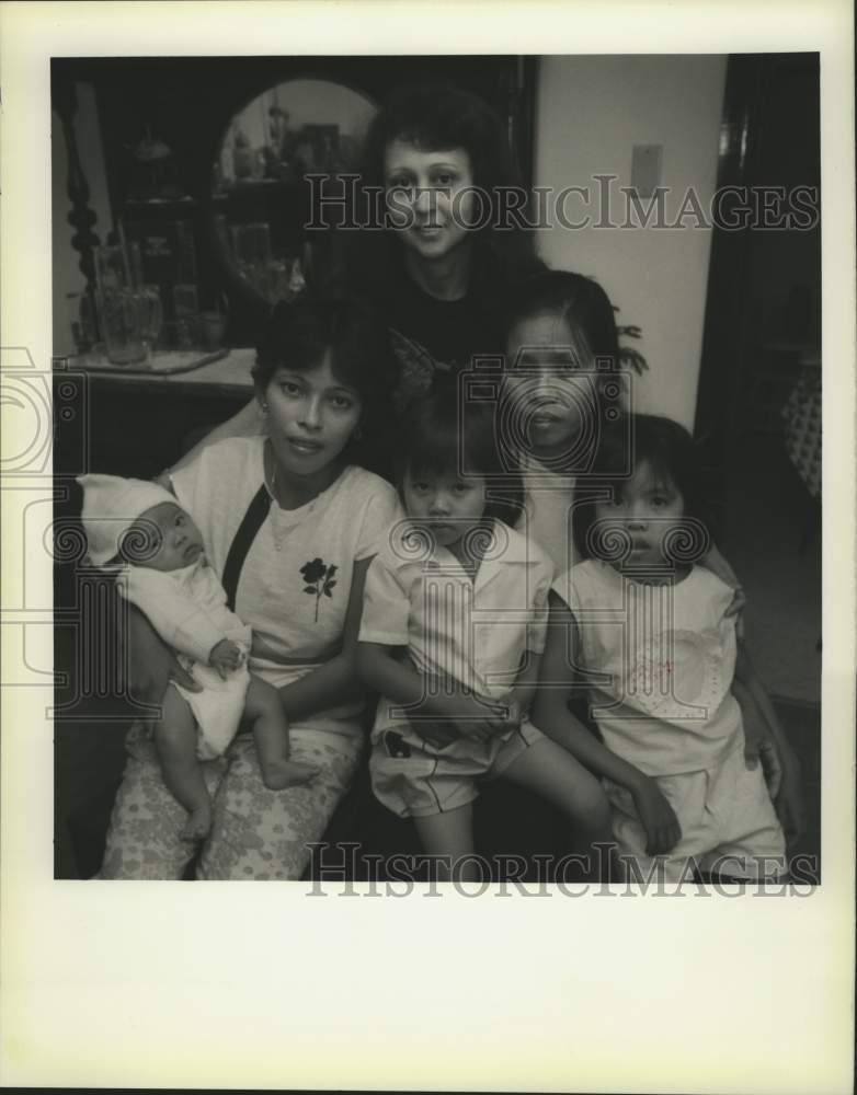 1990 Press Photo Youtong Wilcox with her new Amerasian refugee family - Historic Images