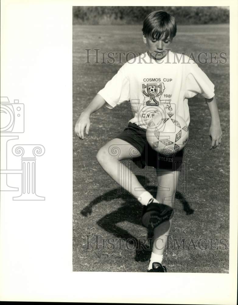 1989 Press Photo Josh Lopez practices juggling with a soccer ball - Historic Images