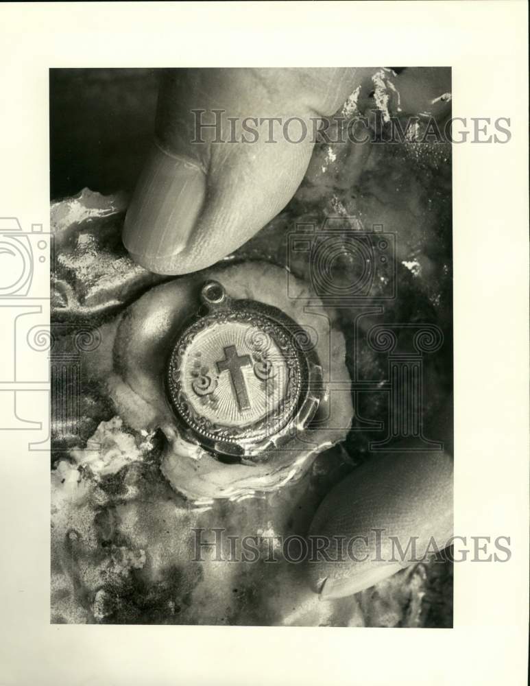 1987 Press Photo Rojelio Lopez Jr with religious medallion found on oyster shell - Historic Images