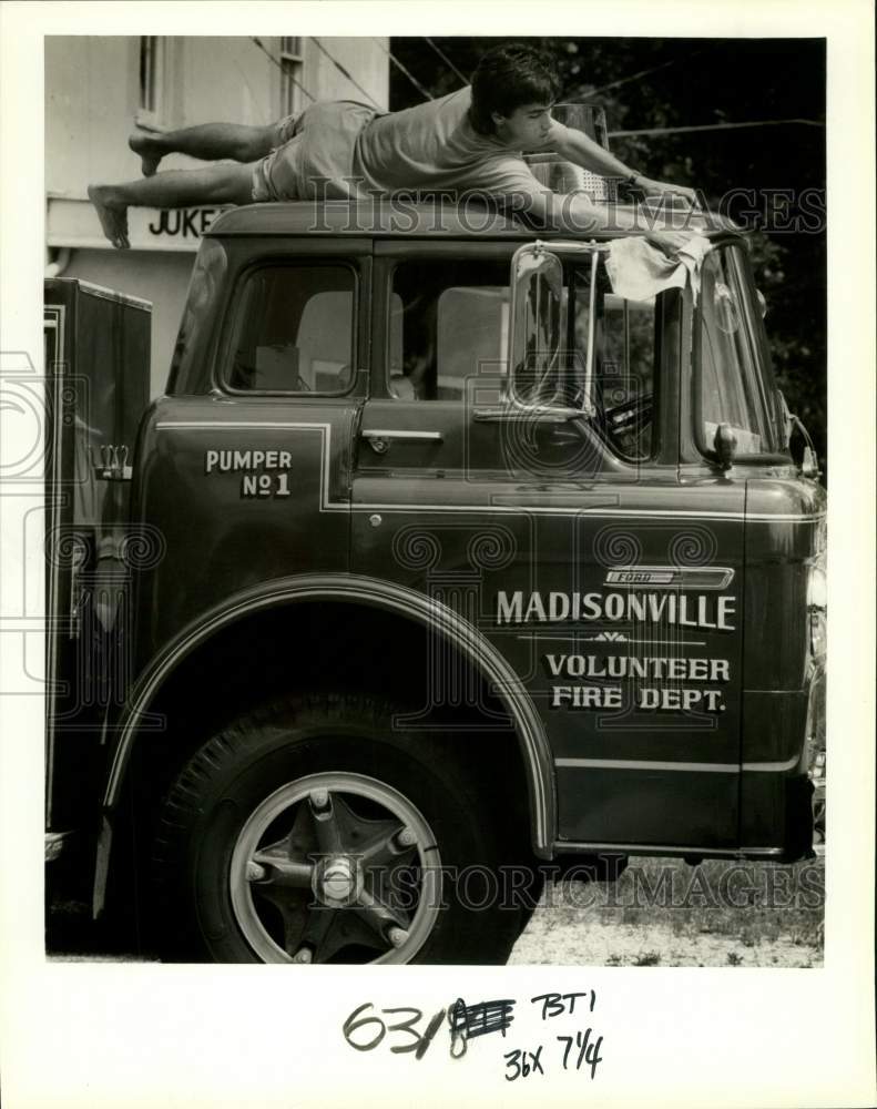 1989 Press Photo Detailing Madisonville Fire Truck, Brannigan&#39;s Auto Detailing - Historic Images