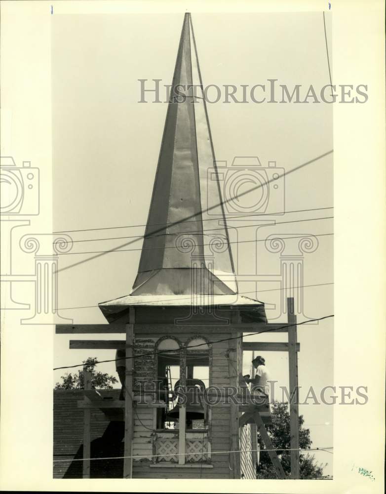 1990 Press Photo Madisonville Presbyterian Church Steeple Undergoes Repairs - Historic Images