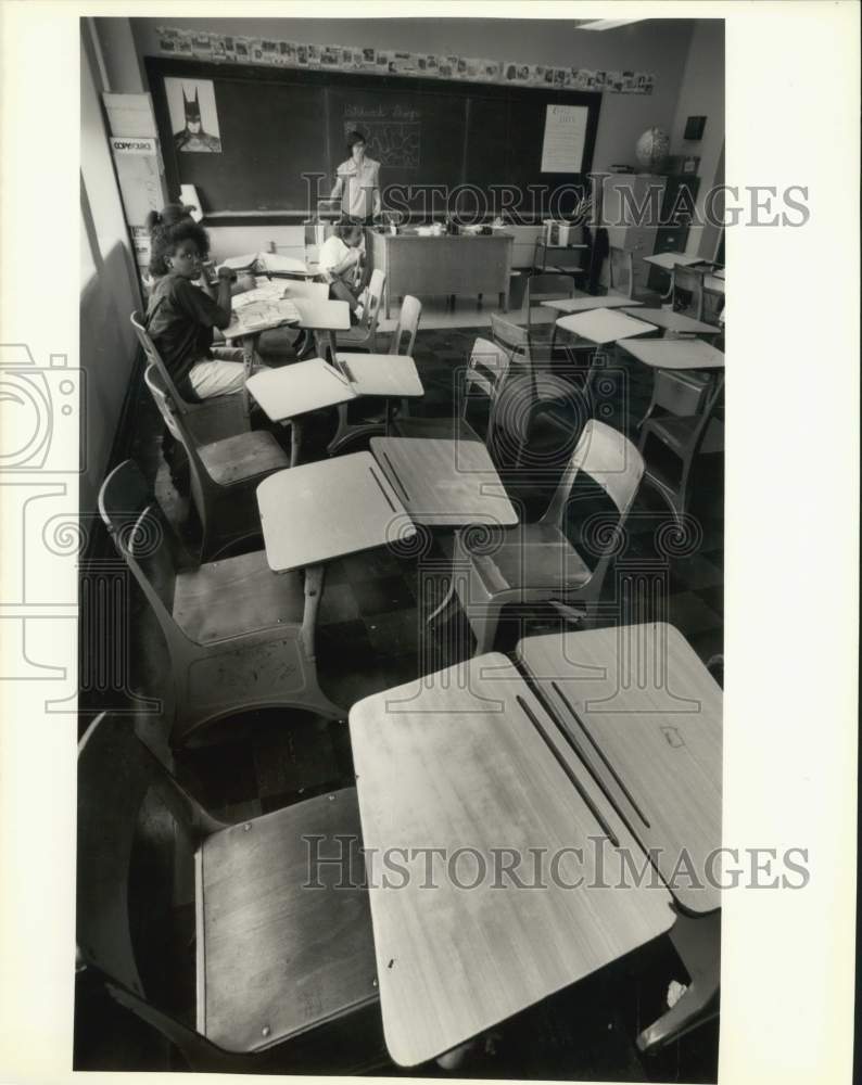 1989 Press Photo Mrs. Crozat&#39;s 6th grade class from Woodmere Elementary - Historic Images