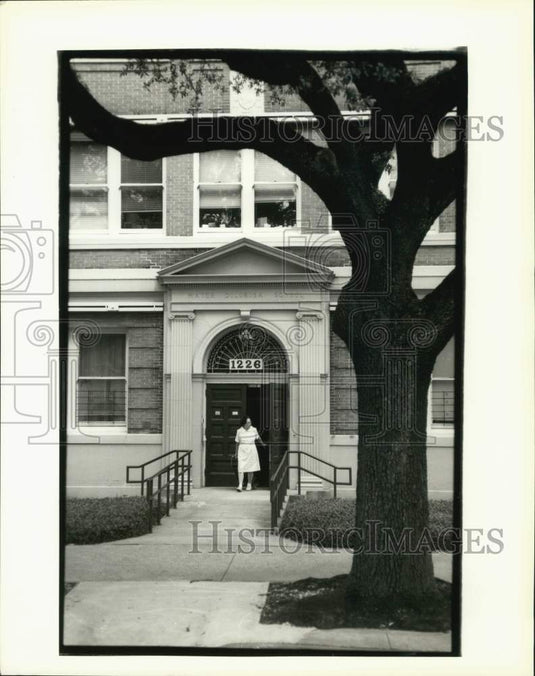 1993 Press Photo Front of Mater Dolorasa Senior Housing building - Historic Images