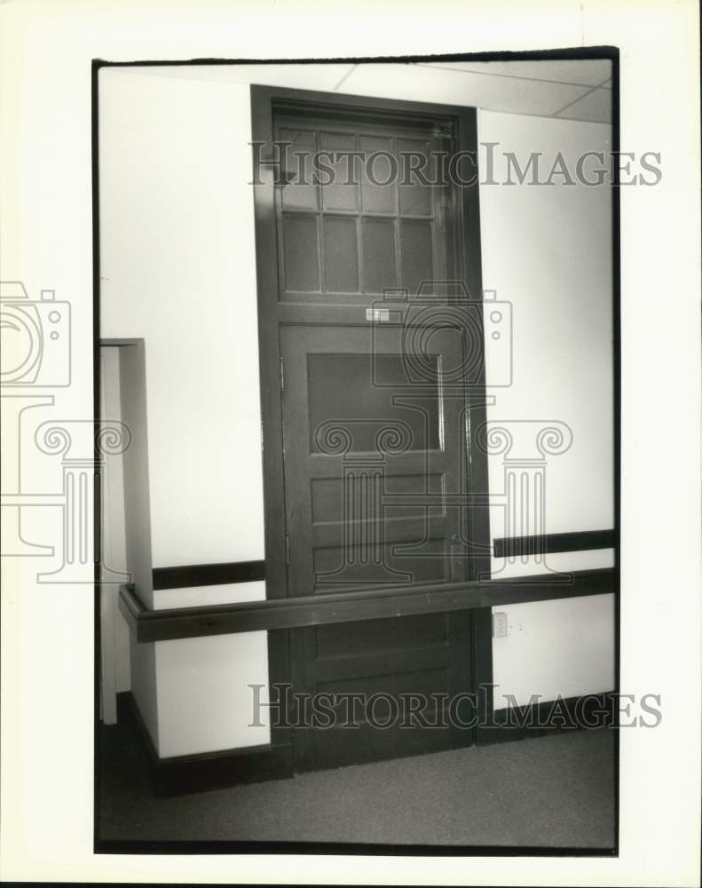 1993 Press Photo Old School door of the  Mater Dolorasa Senior Housing - Historic Images