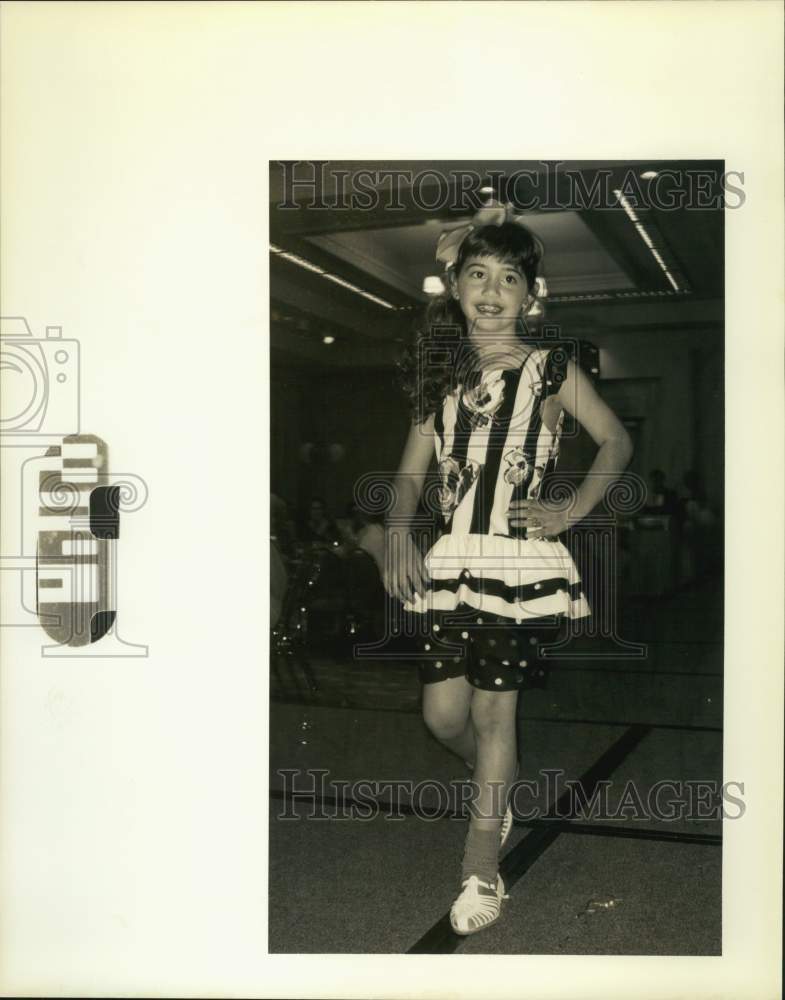 1990 Press Photo Amy Matherne models at Sacred Heart of Jesus fashion show - Historic Images