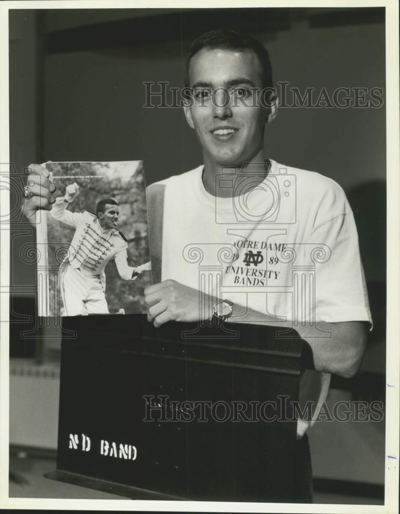 1990 Press Photo Notre Dame drum major Keith Matherne with Sports Illu ...