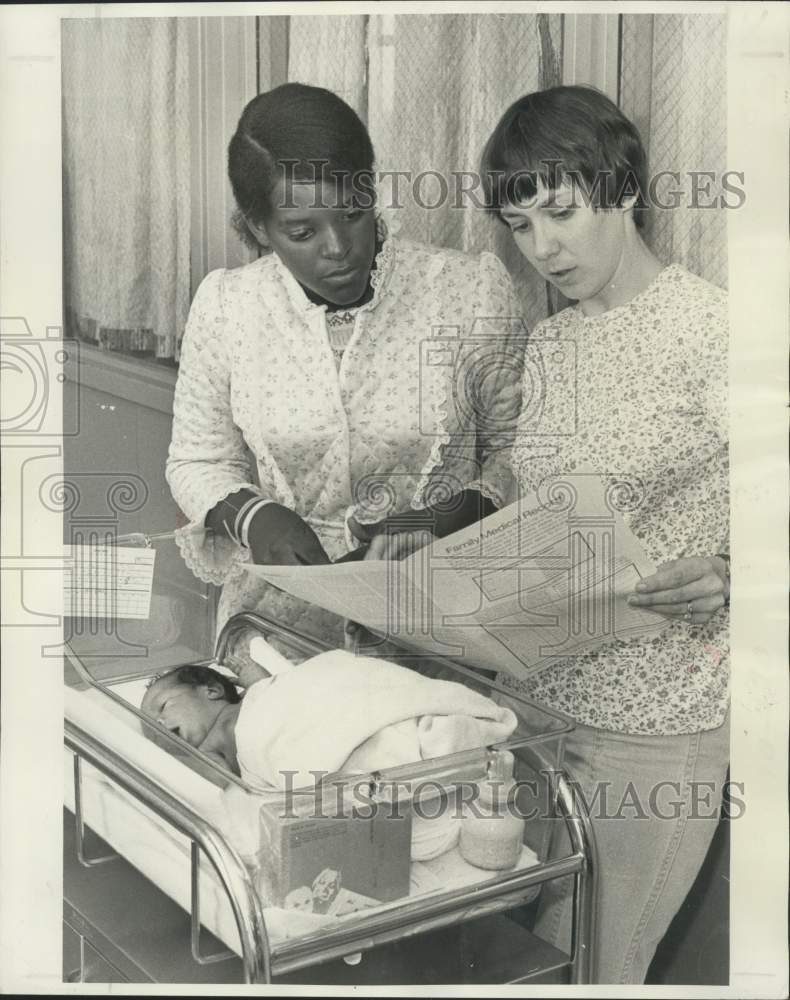 1977 Press Photo Tink Shelton of March of Dimes shows booklet with Mrs. Morgan - Historic Images