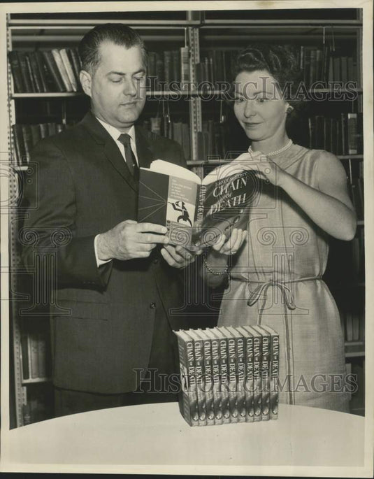 1962 Press Photo Eugene Wiegand Jr. and Miss Nancy McLarty at Public Library-Historic Images
