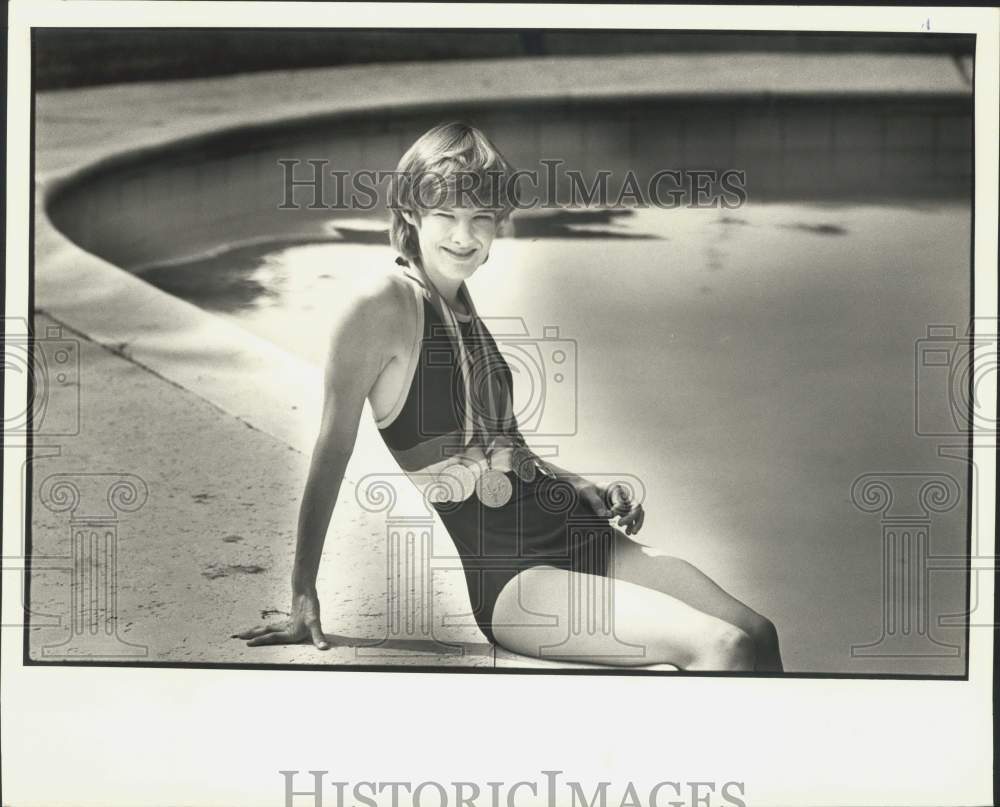 1987 Press Photo Elizabeth McKeon Shows Swimming Medals At Home Pool in Algiers - Historic Images