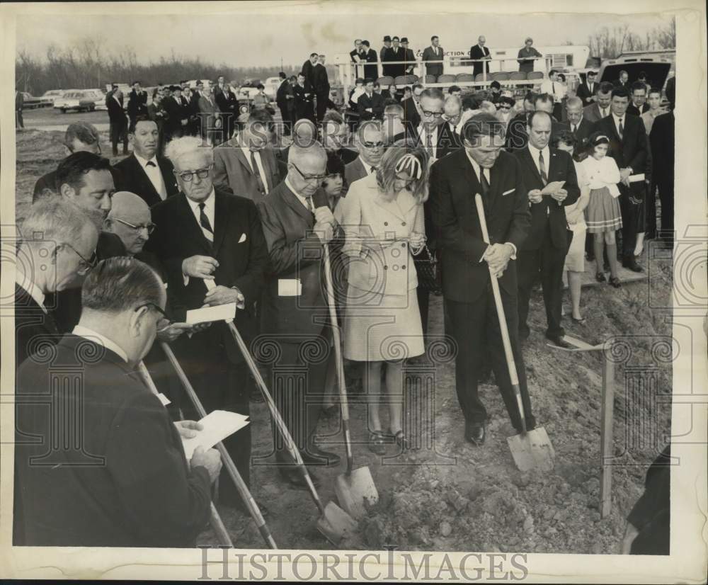 1967 Press Photo Groundbreaking Ceremonies For New Methodist Hospital - Historic Images