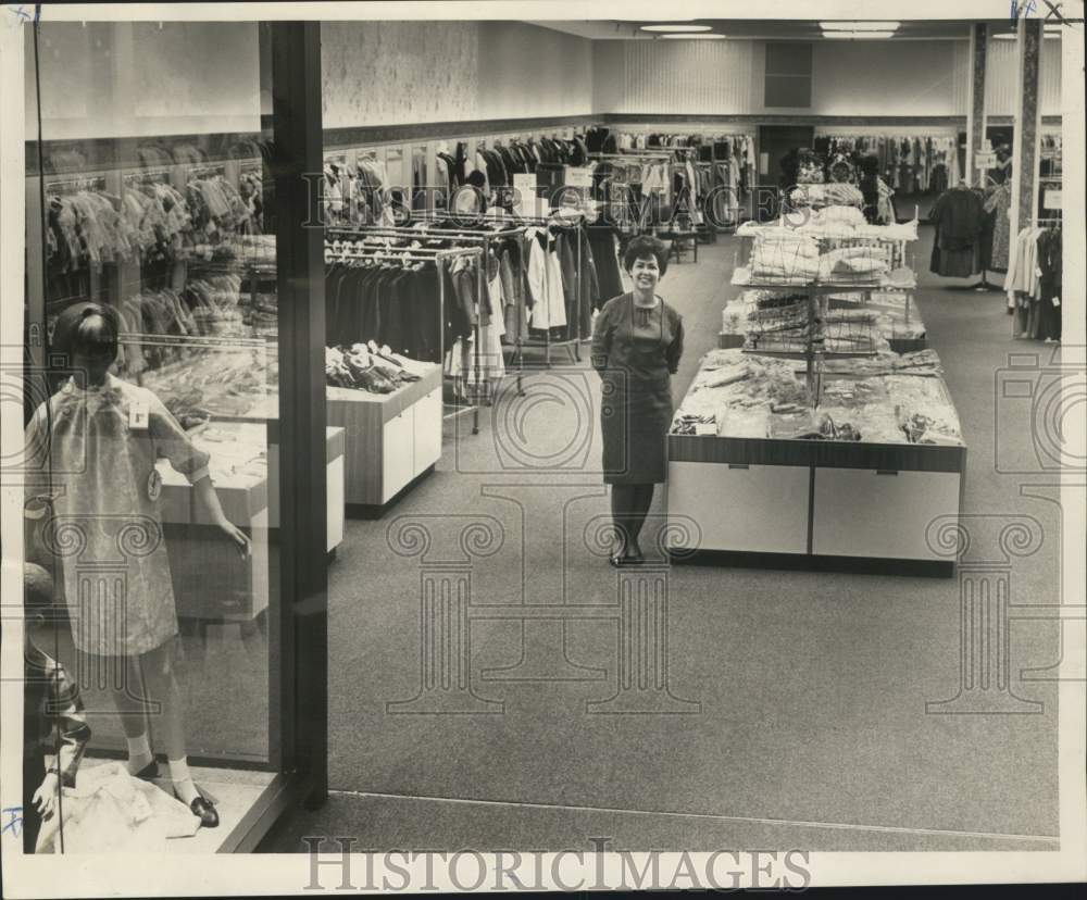 1966 Press Photo Mrs. Joyce Landy welcomes customers at new Mayfair Store - Historic Images