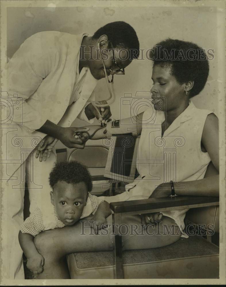 1971 Press Photo Mrs. Viola Williams blood pressure read by Bruce Williams - Historic Images