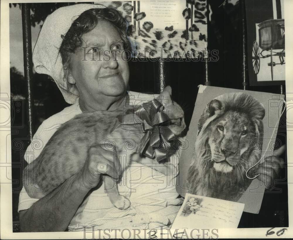 1971 Lucyle Flores putting up her Original Int&#39;l Outdoor Poetry Show - Historic Images