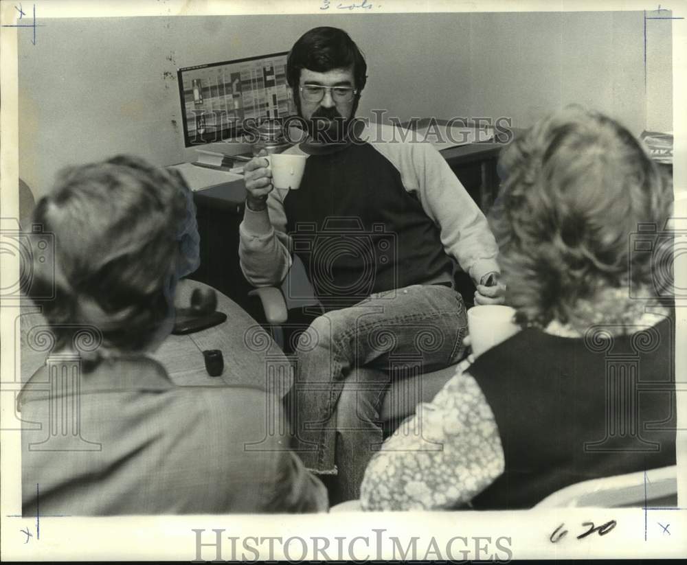 1974 Press Photo Greenhouse director Don Loving counsels parents in his office-Historic Images