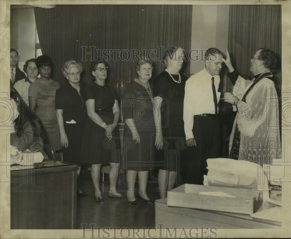 1969 Press Photo Blessing-Father Vincent Liberto, O.M.I., civil sheriff chaplain - Historic Images