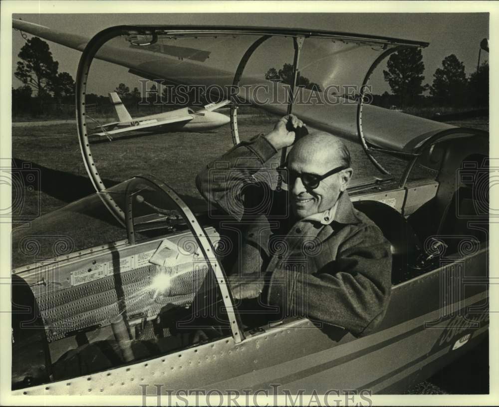 1979 Press Photo Pilot Jack Frost at his plane - Historic Images