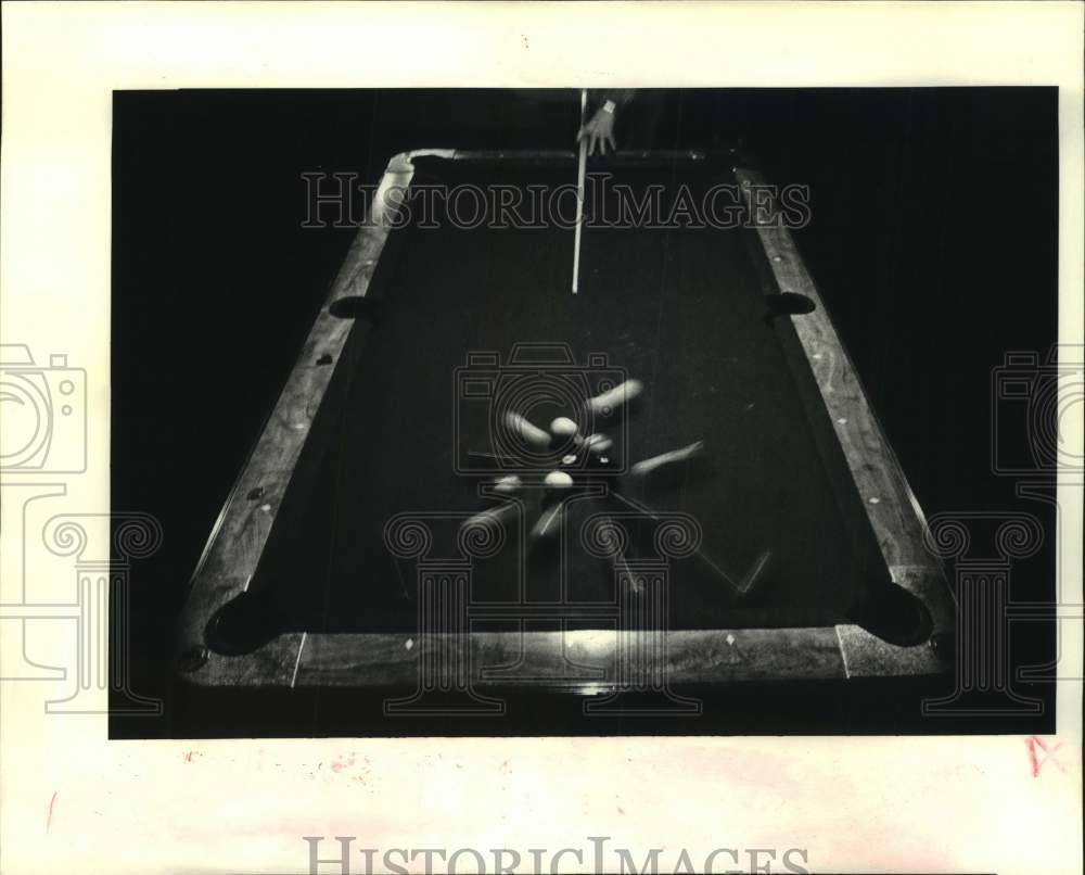 1985 Press Photo Pool Player Breaks In Pool Tournament At Gatsby&#39;s - nob78849- Historic Images