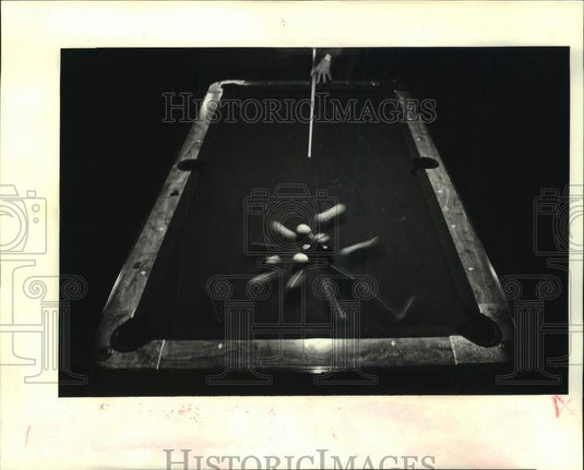 1985 Press Photo Pool Player Breaks In Pool Tournament At Gatsby's - nob78849- Historic Images