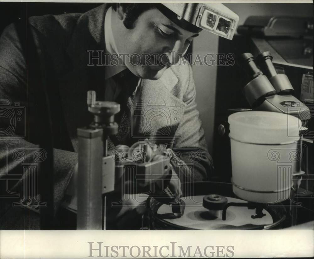 1972 Press Photo Arnold facets a Citrine to create brilliance in a gemstone - Historic Images