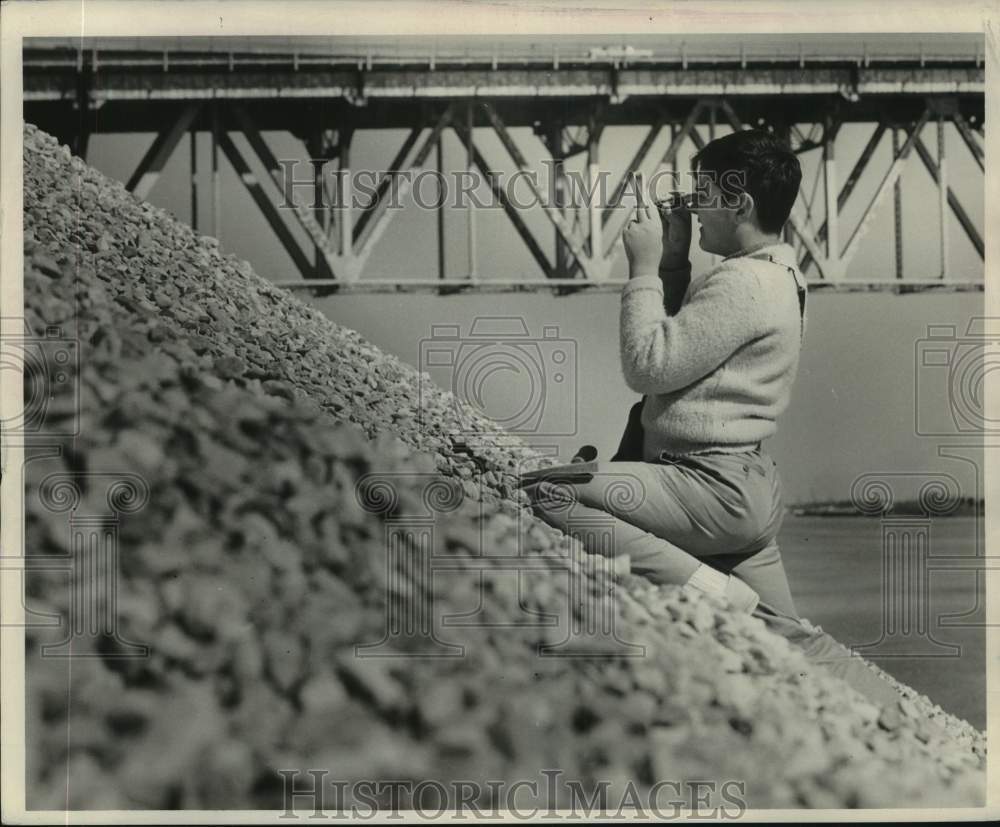 1967 Press Photo Carl Schmidt uses special rock microscope to examine a rock - Historic Images