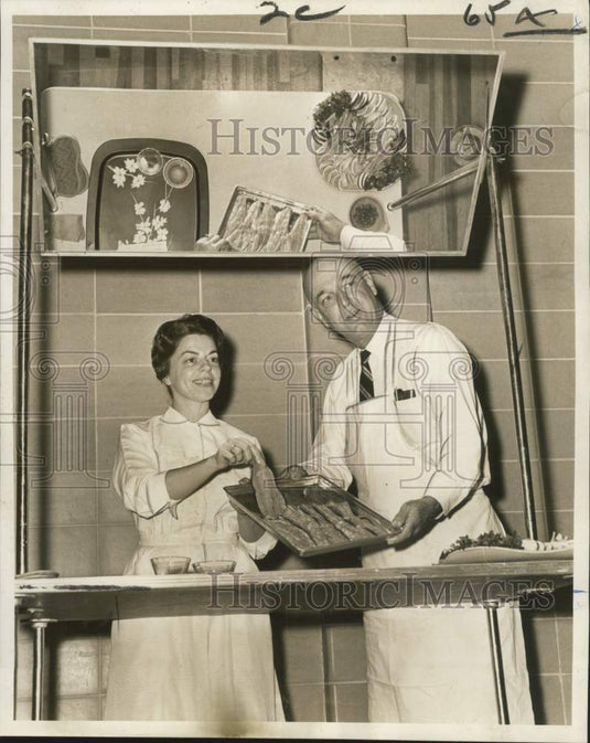 1961 Press Photo Barbara McCann gets an assist from Ed Smith in preparing fish - Historic Images