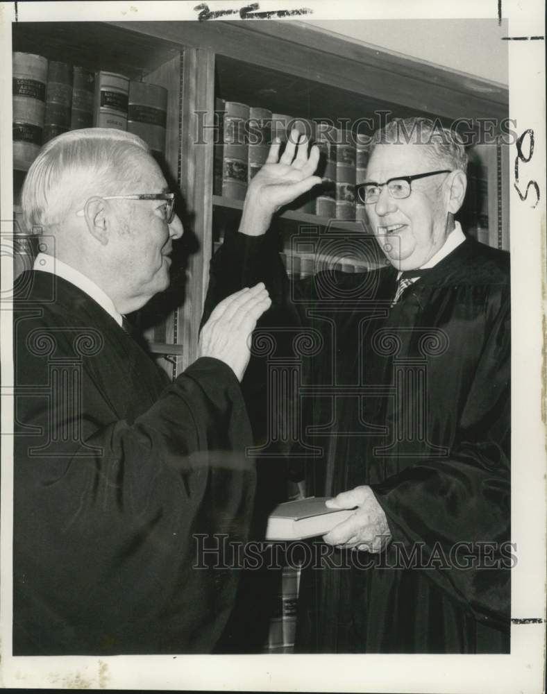 1971 Press Photo Justice Walter Hamlin administers oath to Howard McCaleb-Historic Images