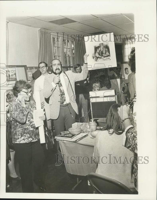 1971 Press Photo Auctioneer Richard McCarthy at Consular Corps. Auxiliary event-Historic Images