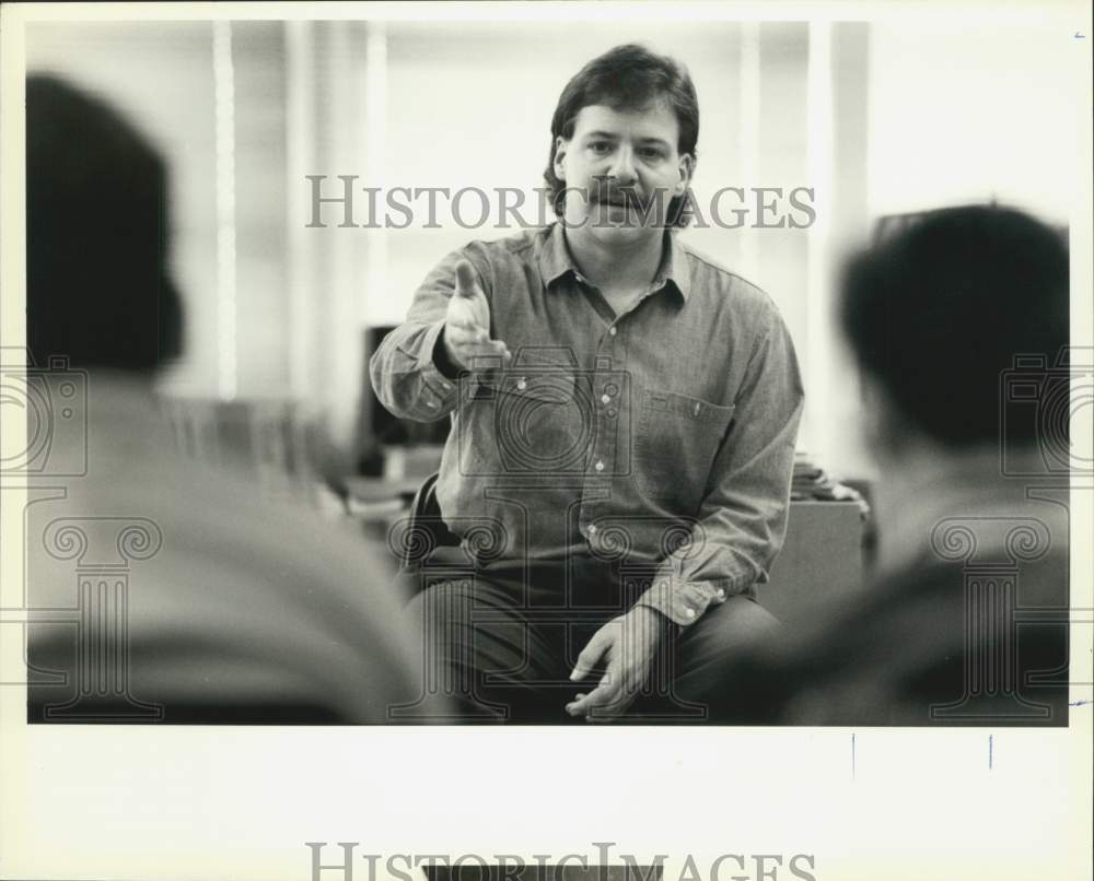 1991 Press Photo Storyteller Tom McDermott entertains Holy Cross High students- Historic Images