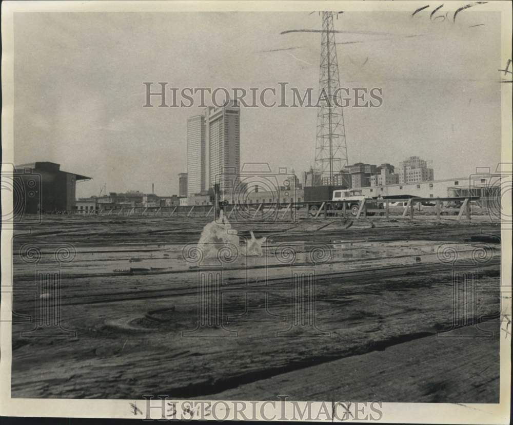 1973 Press Photo Water spurting through wharf along the Mississippi-broken main- Historic Images