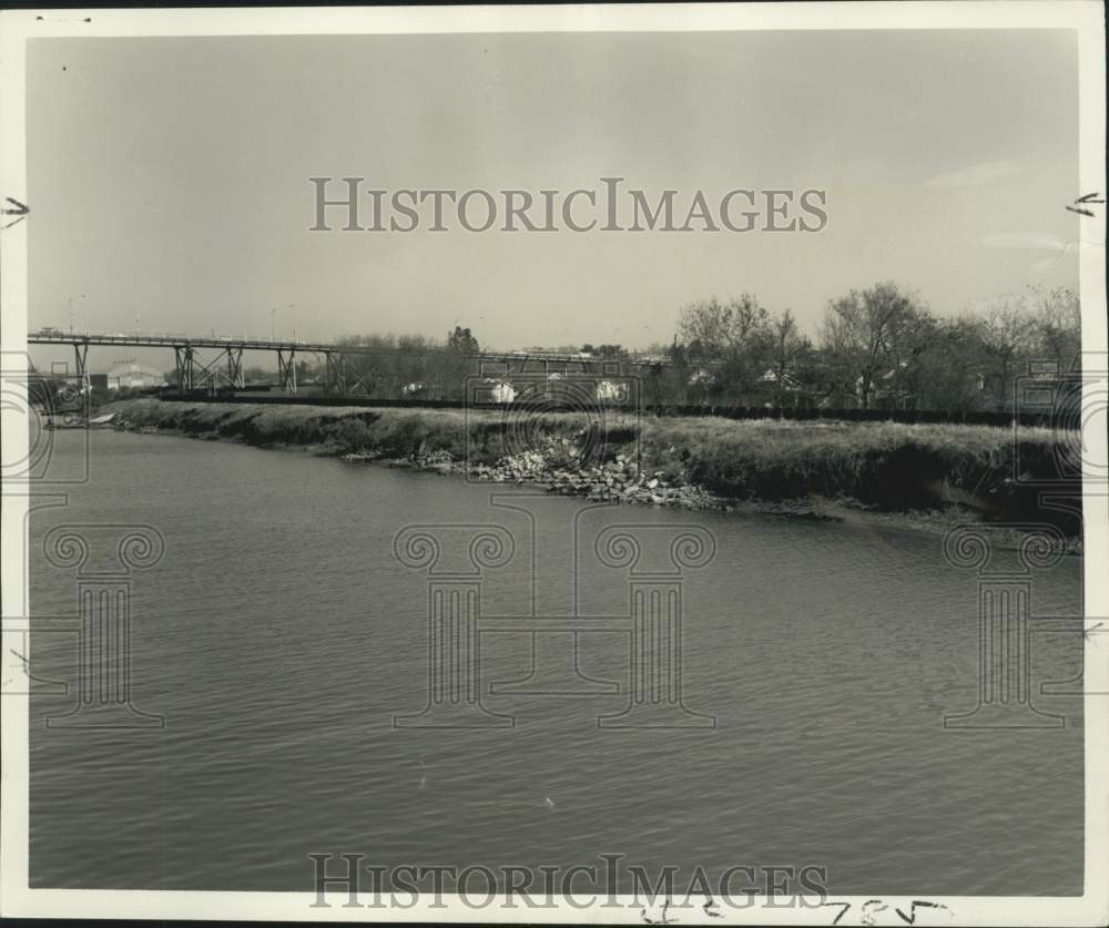 1969 Press Photo Wall to be built here to protect residence of flooding-Historic Images