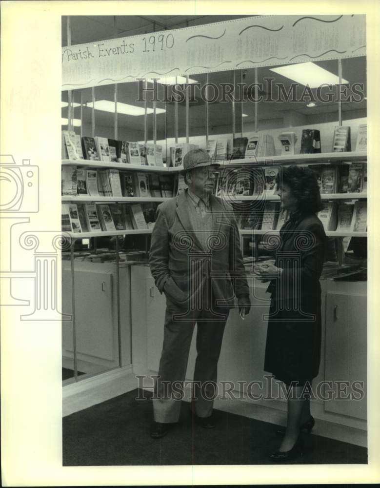 1990 Press Photo Jack Lemons and Mary Ann Hymel at Tourist and Convention Center- Historic Images