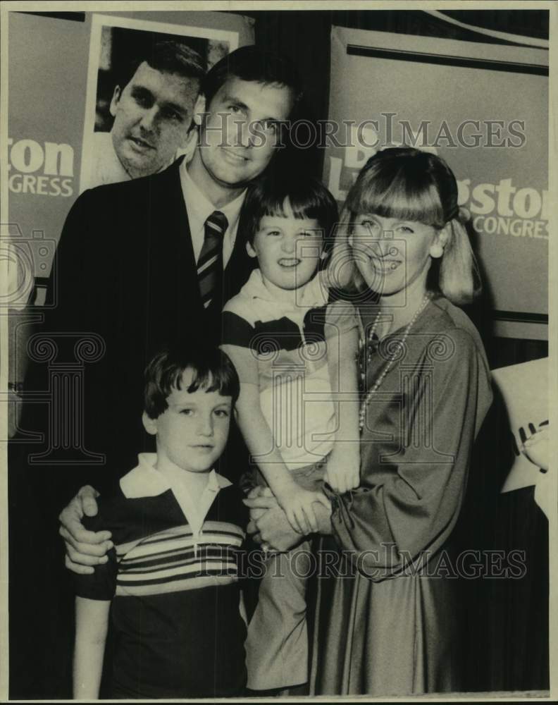 1977 Press Photo Robert Livingston shown with wife and children - nob81021- Historic Images