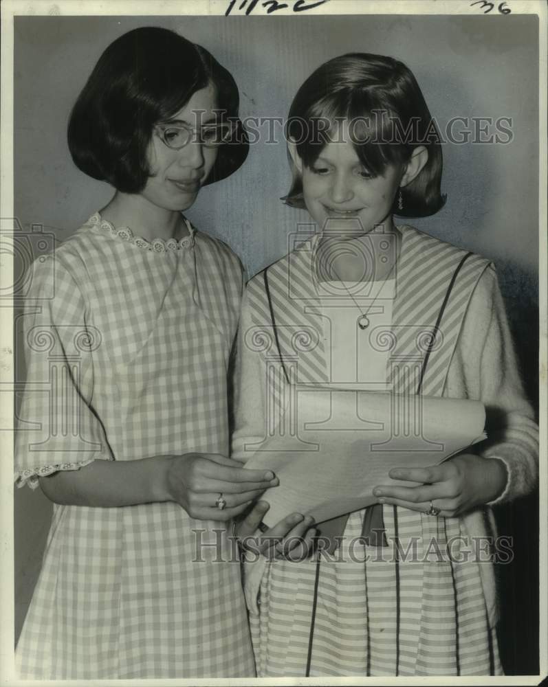 1967 Press Photo Frances Cinquemano, Paula Montanya of Live Oak School - Historic Images