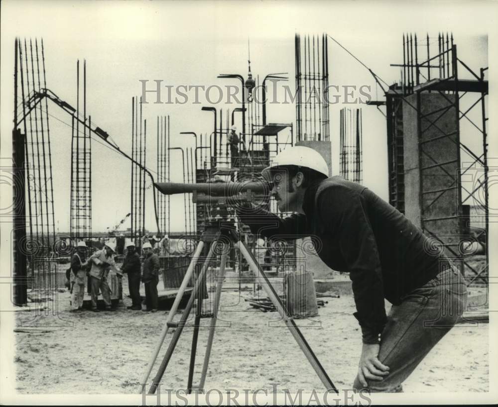 1971 Press Photo Workmen looks at progress of Louisiana Superdome - Historic Images