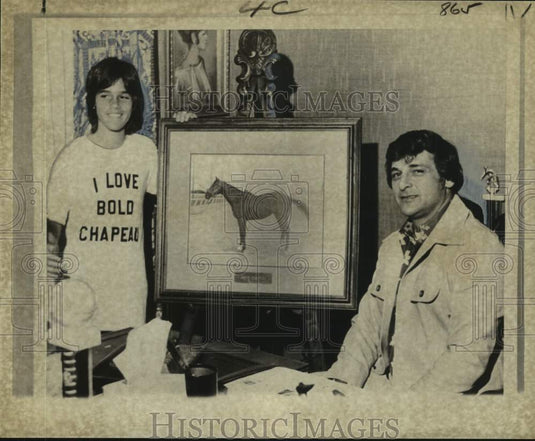 1975 Press Photo Dr. Anthony Leggio & son Michael display Bold Chapeau's picture - Historic Images