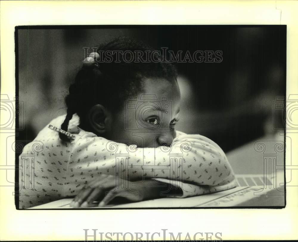 1988 Press Photo Gilda Livious relaxes while her father goes over a word- Historic Images