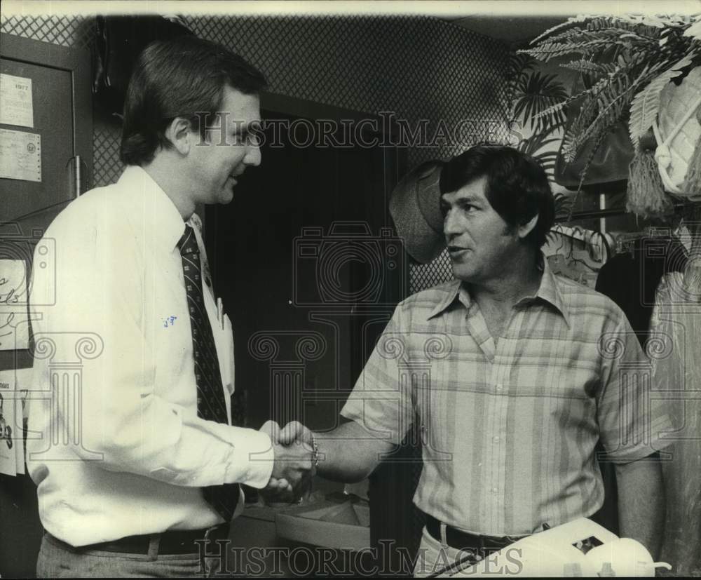 1977 Press Photo Robert Livingston shakes hand with a delegate - nob82078 - Historic Images