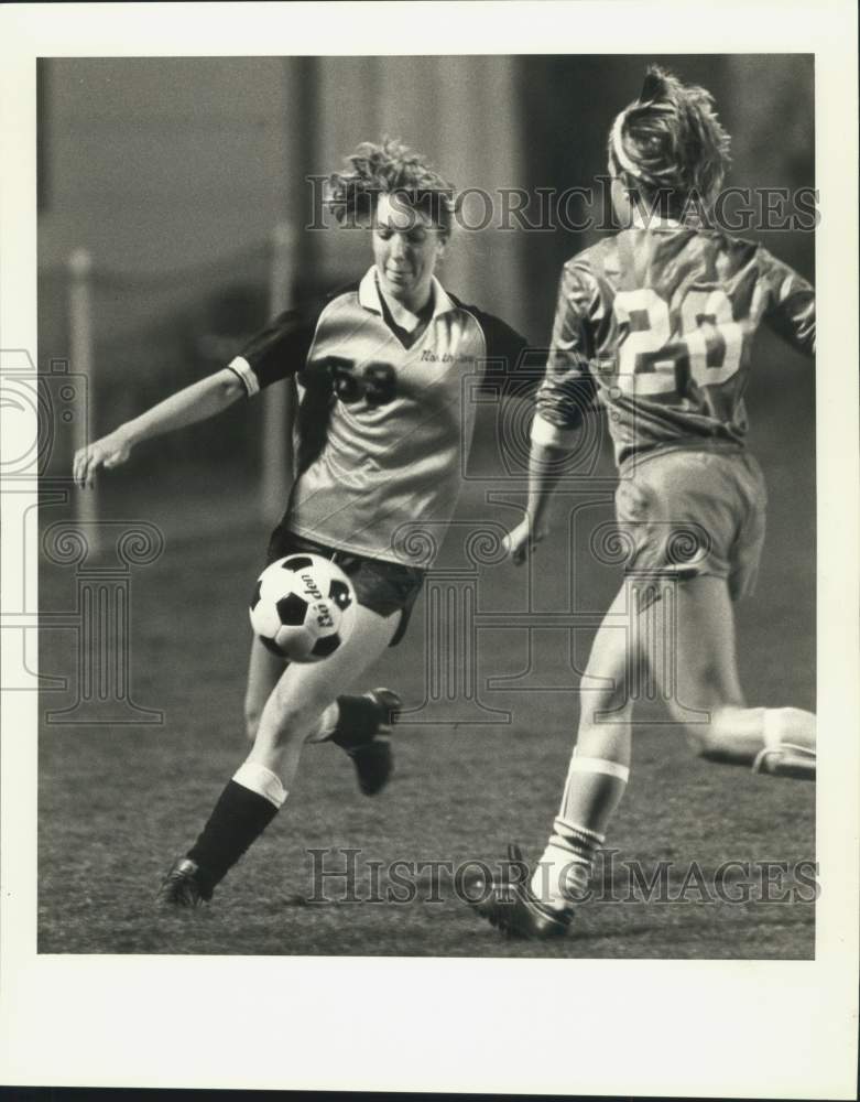 1987 Press Photo Soccer players Melissa Moffett and Jenny Martin during the game- Historic Images