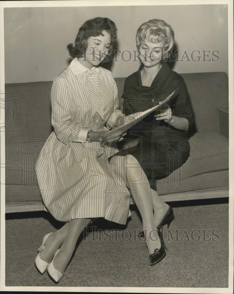 1961 Press Photo Mary Ann Mobley, Miss America &amp; Carolyn Natal, Miss New Orleans - Historic Images