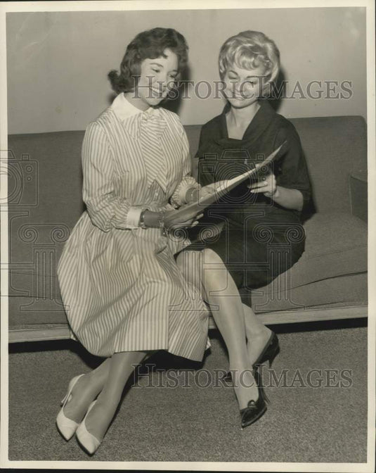 1961 Press Photo Mary Ann Mobley, Miss America & Carolyn Natal, Miss New Orleans - Historic Images