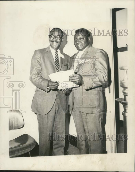 1969 Press Photo Doctors Stanley Smith and John Moland Jr. of Dillard College - Historic Images